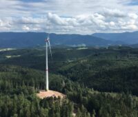 Im Bild eine Windenergieanlage im Schwarzwald. In Baden-Württemberg kam es im ersten Quartal 2024 zu 21 Genehmigungen für neue Windenergieanlagen.