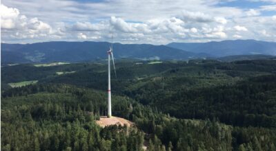 Im Bild eine Windenergieanlage im Schwarzwald. In Baden-Württemberg kam es im ersten Quartal 2024 zu 21 Genehmigungen für neue Windenergieanlagen.
