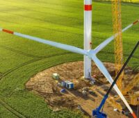Im Bild die Montage einer Windenergieanlage, die Bundesnetzagentur hat das Volumen der Windenergie-an-Land-Ausschreibung im August 2024 reduziert.