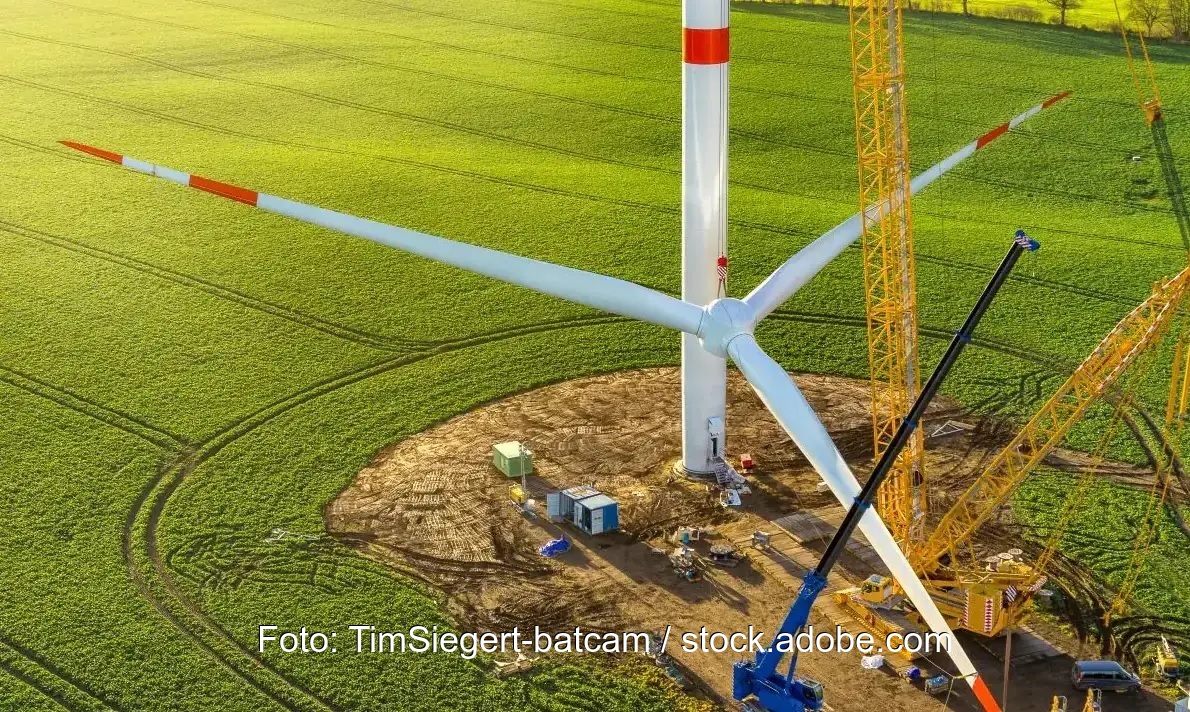 Im Bild die Montage einer Windenergieanlage, die Bundesnetzagentur hat das Volumen der Windenergie-an-Land-Ausschreibung im August 2024 reduziert.
