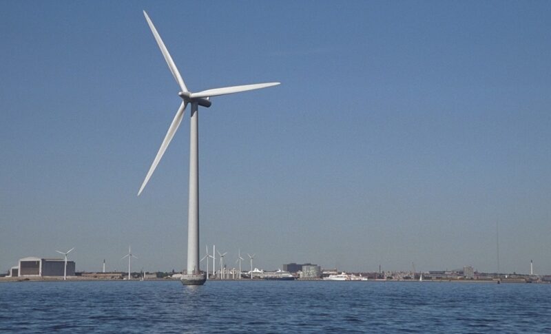 Windenergie-Anlage im Meer, die Resilienz-Roadmap soll die Abhängigkeit von China bei Permanentmagneten reduzieren.
