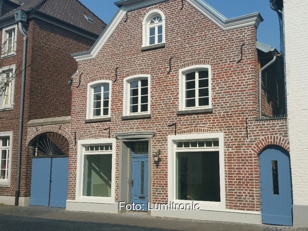 Zu sehen ist ein denkmalgeschütztes Haus in Wachtendonk, das mit einer Wärmepumpe beheizt wird.