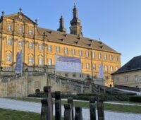 Das ehemalige Kloster Banz in Bad Staffelstein im Licht der Abendsonne. Hier findet das PV-Symposium statt, bei dem sich Photovoltaikindustrie, -forschung und Politik treffen.