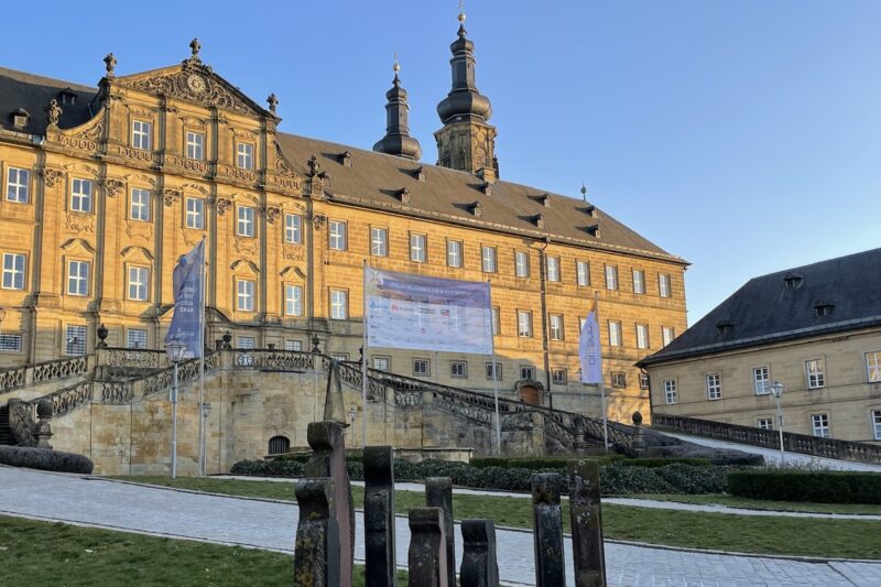 Das ehemalige Kloster Banz in Bad Staffelstein im Licht der Abendsonne. Hier findet das PV-Symposium statt, bei dem sich Photovoltaikindustrie, -forschung und Politik treffen.