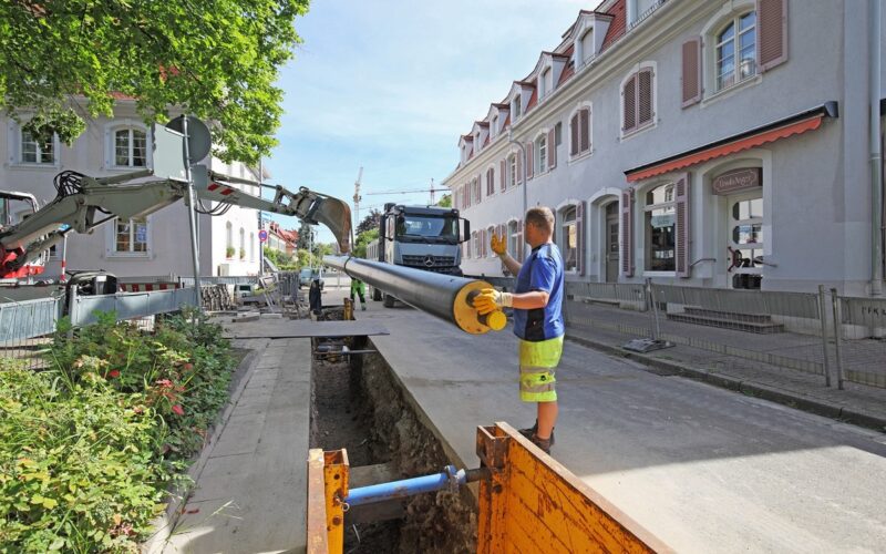 Zu sehen ist das Verlegen von Nahwärmerohren. Eine Option im Förderprogramm „Klimaschutz mit System“.