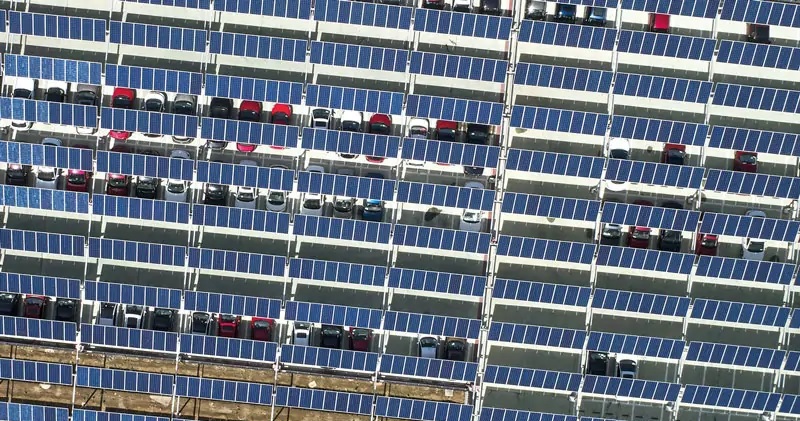 Im Bild eine Parkplatzüberdachung mit Photovoltaik, für die es in Baden-Württemberg ein Förderprogramm gibt.