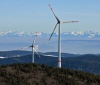 Zu sehen ist ein Windrad im Schwarzwald. Monitoring-Bericht zur Energiewende in Baden-Württemberg sieht ein Defizit beim Windenergieausbau.