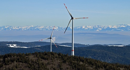Zu sehen ist ein Windrad im Schwarzwald. Monitoring-Bericht zur Energiewende in Baden-Württemberg sieht ein Defizit beim Windenergieausbau.