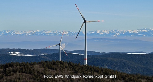 Zu sehen ist ein Windrad im Schwarzwald. Monitoring-Bericht zur Energiewende in Baden-Württemberg sieht ein Defizit beim Windenergieausbau.