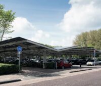 Im Bild eine Parkplatzüberdachung mit Photovoltaik.