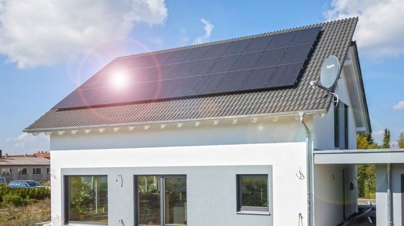 Zu sehen ist ein Haus, dessen PV-Anlage auch irgendwann einmal ausgefördert sein wird. Badenova gibt für ausgeförderte Photovoltaik-Anlagen einen Bonus hinzu.