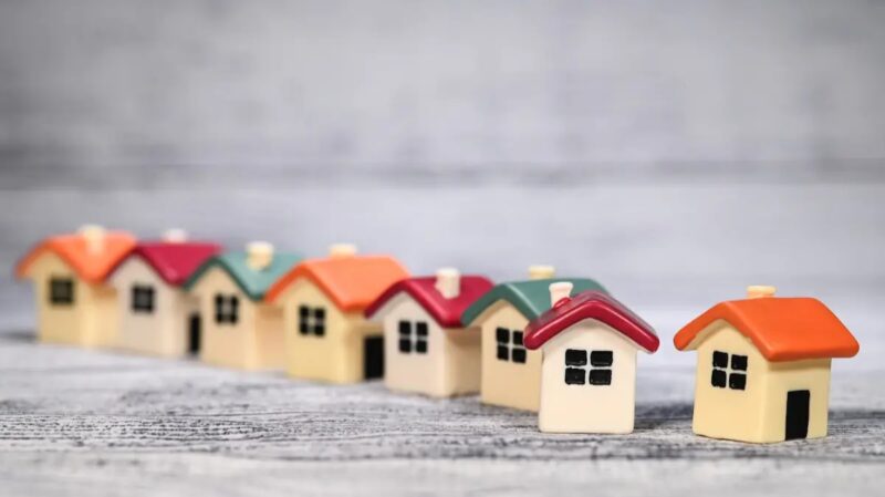 Im Bild eine Ansammlung von Miniaturhäusern als Symbol für die Bundesförderung für Energieberatungen für Wohngebäude (EBW).