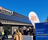 Gebäude mit Schriftzug DB Zorneding und Solardach vor blauem Himmel- der Solar-Bahnhof.