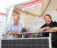 NRW-Umweltministerin Ursula Heinen-Esser und Wolfgang Schuldzinski, Vorstand der Verbraucherzentrale NRW sind mit einer Balkon-Solaranlage zu sehen.
