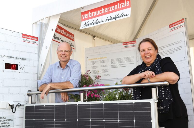 NRW-Umweltministerin Ursula Heinen-Esser und Wolfgang Schuldzinski, Vorstand der Verbraucherzentrale NRW sind mit einer Balkon-Solaranlage zu sehen.