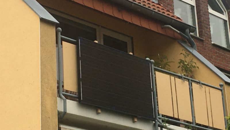 Ein Plug-In-Solarmodul am Balkon.