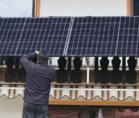 Im Bild ist eine Stecker-Solaranlage, wie sie in der Balkonkraftwerk-Verlosung der DUH zu gewinnen ist.
