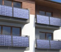 Vier Balkons an einem Wohnhaus mit Balkon-PV-Modulen bzw. Stecker-PV-Anlagen