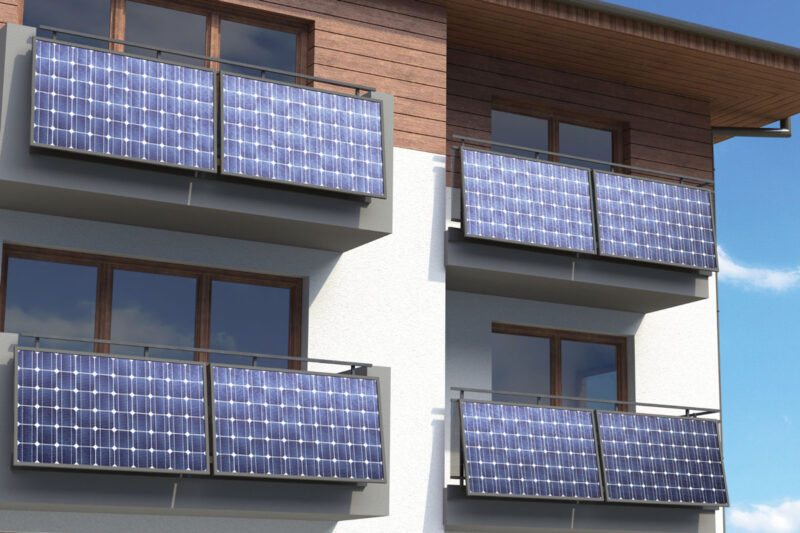 Vier Balkons an einem Wohnhaus mit Balkon-PV-Modulen bzw. Stecker-PV-Anlagen