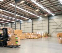 Blick in eine Logistikhalle, Balkonsolar Deutschland übernimmt Steckersolar-Anbieter Climatos.