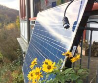 Balkonsolarmodul mit gelben Blumen