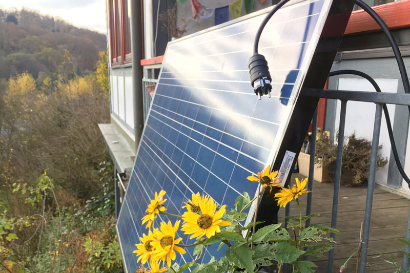 Balkonsolarmodul mit gelben Blumen