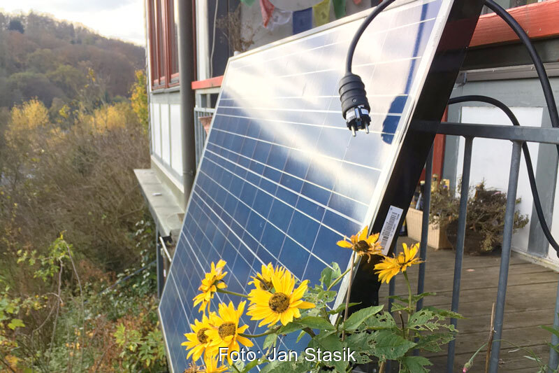 Balkonsolarmodul mit gelben Blumen