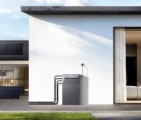 Im Bild eine Installation mit dem Balkonspeicher Solarbank 3 Pro von Anker Solix.