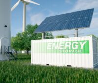 Grafik zeigt einen Batterie-Speicher im Container mit Windenergie und Photovoltaik