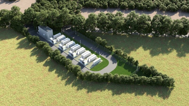 Zu sehen ist das zukünftige Speicherprojekt Batteriegroßspeicher Brietlingen aus der Vogelperspektive. Es liegt auf einer grüner Wiese umfasst von einem Weg rundherum, der von Bäumen gesäumt ist.