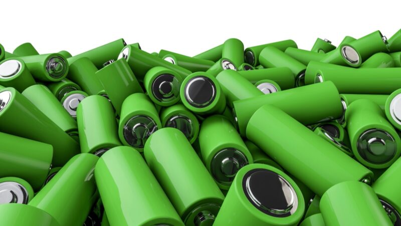 Grüne Gerätebatterien als Symbol für austauschbare Wechselakkus