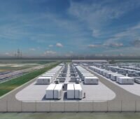 Computervisualisierung des geplanten Batteriespeichers in Brunsbüttel mit zahlreichen weißen Speichercontainern in parallelen Reihen auf einem eingezäunten Gelände. Im Hintergrund stehen ein Betriebsgebäude und Strommasten.