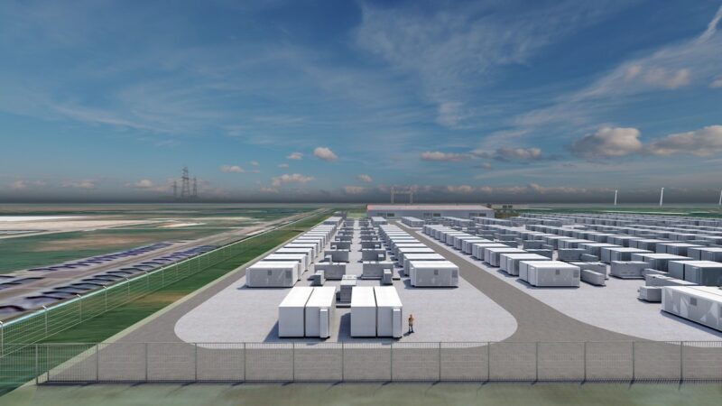 Computervisualisierung des geplanten Batteriespeichers in Brunsbüttel mit zahlreichen weißen Speichercontainern in parallelen Reihen auf einem eingezäunten Gelände. Im Hintergrund stehen ein Betriebsgebäude und Strommasten.