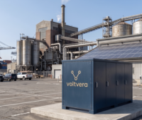 Das Bild zeigt ein Industriegelände mit einem Voltvera-Speichersystem im Vordergrund rechts. Voltvera sieht vier Hebel für die Wirtschaftlichkeit der Batteriespeicher in der Industrie.