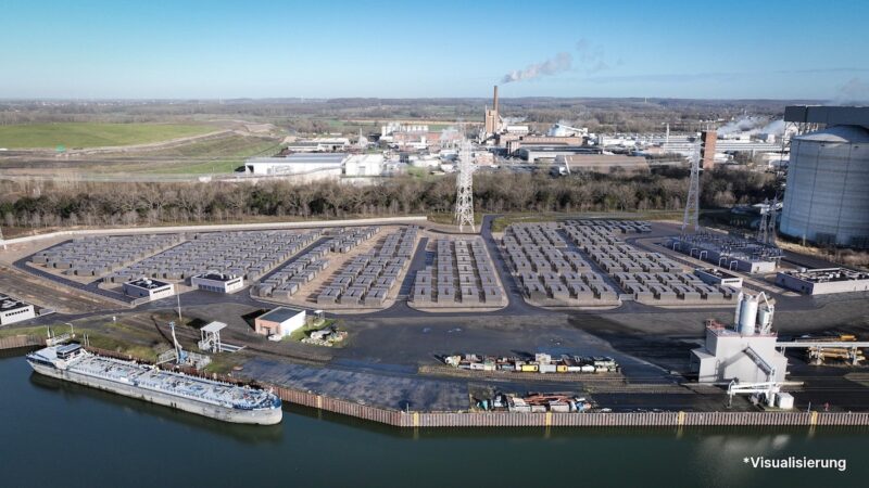 Die Visualisierung zeigt einen Batteriepark aus der Luft von schräg vorn. Im Vordergrund ein Fluss mit Schiff und Industrieanlage.