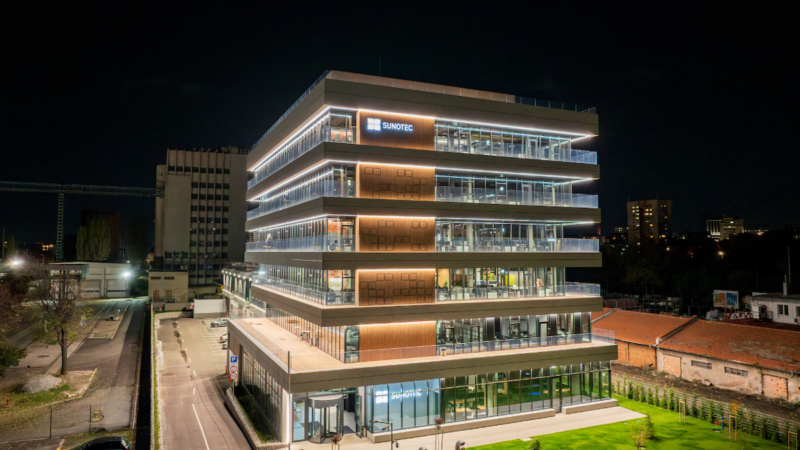 Das hellerleuchtete SUNOTEC-Gebäude bei Nacht: Bis zu 230 MWh – SUNOTEC Germany baut Batteriespeicher für die SEAC Group.