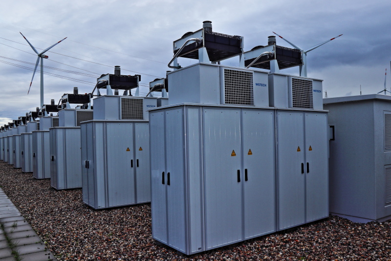 Ein Batteriespeicherpark von vorn.