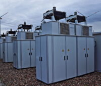 Ein Batteriespeicherpark von vorn.