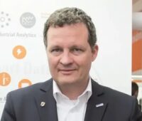Zu sehen ist Thomas Speidel, CEO vom Stromspeicherspezialisten ADS-TEC Energy, der nach dem Zusammenschluss mit EUSG das Unternehmen weiterführen wird.
