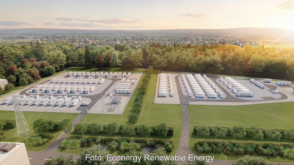 Batteriespeicerhprojekt auf der grünen Wiese mit Bäumen im Hintergrund vor dem Horizont. Aufgenommen aus der Vogelperspektive.