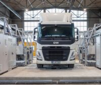 E-LKW auf einer Rampe zum Wechsel der Antriebsbatterie.