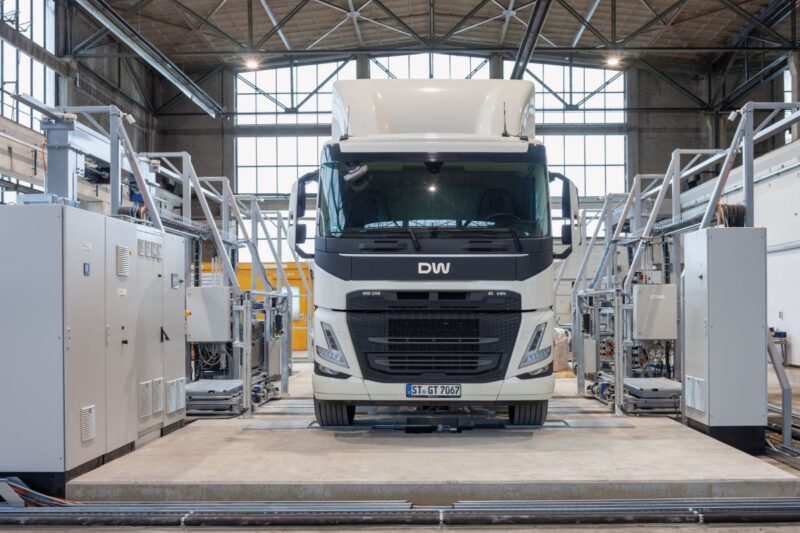 E-LKW auf einer Rampe zum Wechsel der Antriebsbatterie.