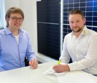 Zu sehen die die Geschäftsführer Hermann Schmees von Redpoint New Energy und Andreas Bauer von Bauer Solartechnik bei der Vertragsunterzeichnung