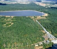 Zu sehen ist ein Luftbild vom Vattenfall-Pumpspeicher Geesthacht, wo der Baustart für die Photovoltaik am Damm des Oberbeckens erfolgte.