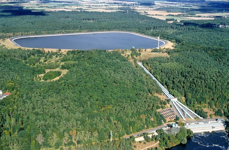 Zu sehen ist ein Luftbild vom Vattenfall-Pumpspeicher Geesthacht, wo der Baustart für die Photovoltaik am Damm des Oberbeckens erfolgte.