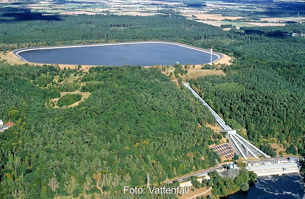 Zu sehen ist ein Luftbild vom Vattenfall-Pumpspeicher Geesthacht, wo der Baustart für die Photovoltaik am Damm des Oberbeckens erfolgte.