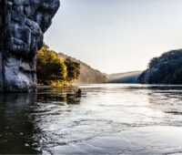 Zu sehen ist der Donaudurchbruch bei Kelheim als Symbol für Wasserstoff in der umweltfreundlichen Kreislaufwirtschaft.