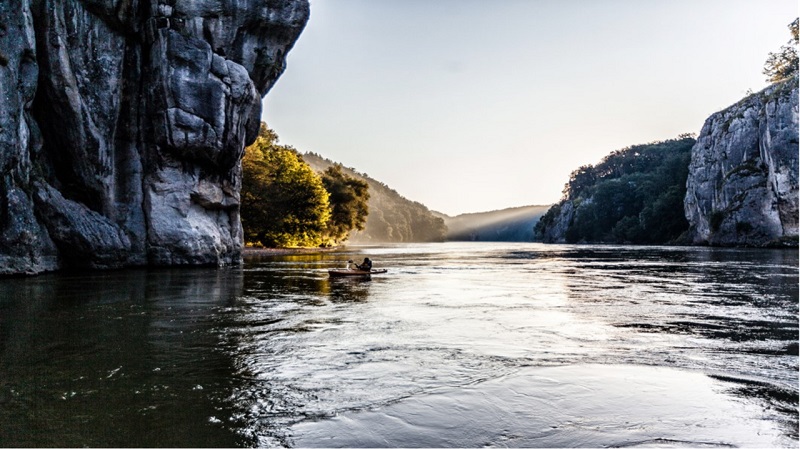 Zu sehen ist der Donaudurchbruch bei Kelheim als Symbol für Wasserstoff in der umweltfreundlichen Kreislaufwirtschaft.