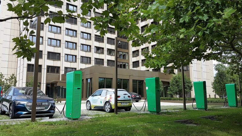ZU sehen sind Elektroaustos vor der Konzernzentrale von BayWa. Das Unternehmen entwickelt eine Ladetechnologie ohne Ladekarte mit dem ISO-Standard 15118.