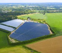 Luftbild einer Solaranlage über landwirtschaftlicher Fläche.